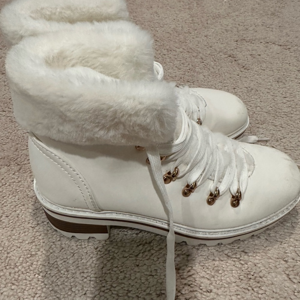 COPY - White boots with fur inside size 7